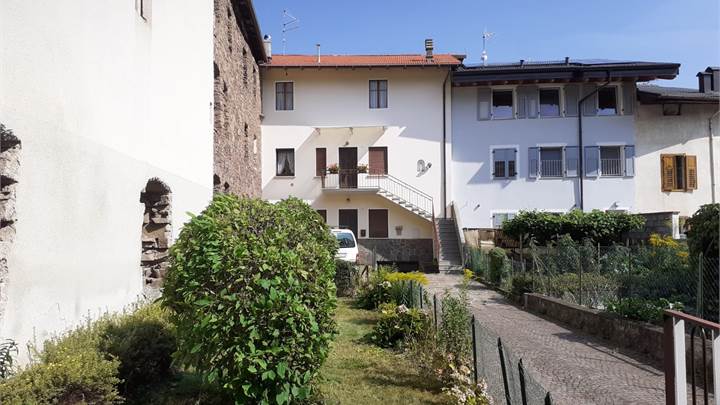 Albiano (TN) porzione di casa terra/cielo ampio cortile